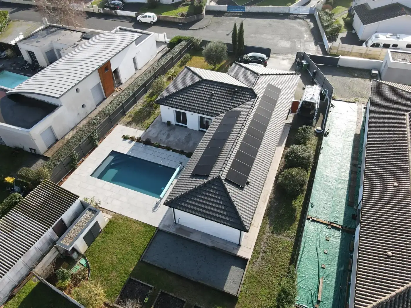 Installation de panneaux solaires Le Solarman : Maison avec piscine, toiture ardoise · Gironde